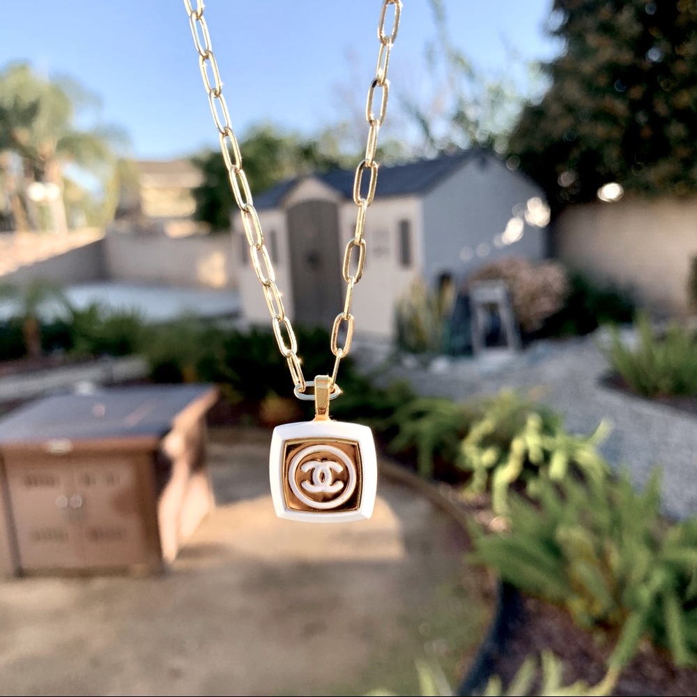 Vintage CC square gold/white necklace
